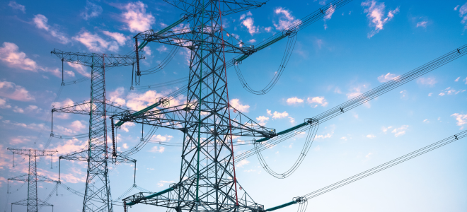 Imagem Imagem mostra céu azul e linhas de transmissão de energia elétrica