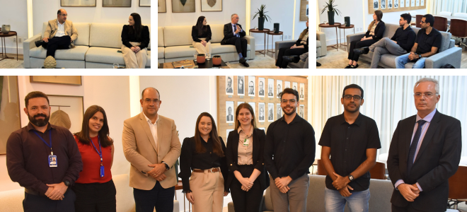 Imagem A imagem mostra momentos da posse dos residentes, no Salão Nobre da JFPB. O ambiente é sóbrio, com decoração em tons claros, moderno e acolhedor. Todas as pessoas estão vestidas formalmente, com roupas sociais, e, em uma das fotos, posam em pé, lado a lado.