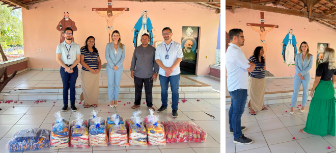 Imagem As imagens mostram um grupo de cinco pessoas em um espaço coberto com piso branco e fundo rosado, decorado com imagens religiosas. No centro da primeira imagem, há pacotes de alimentos empilhados no chão, embalados com plástico transparente e fitas coloridas. Os integrantes do grupo, membros da JFPB e da Casa de Acolhimento beneficiada com as doações, estão em pé, lado a lado, sorrindo.