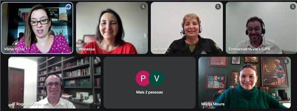 Imagem Print de tela de reunião virtual com sete participantes visíveis em janelas separadas. Na primeira linha estão quatro pessoas.  Abaixo, há mais três janelas.