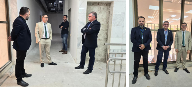 Imagem As imagens mostram gestores da Justiça Federal na Paraíba durante visita às obras da Subseção de Campina Grande. Na primeira foto, quatro homens em trajes sociais conversam em um corredor em reforma, com paredes inacabadas e piso de cimento. Na segunda, três deles posam para foto em frente a uma janela ampla, vestidos de terno e crachá, sorrindo para a câmera.
