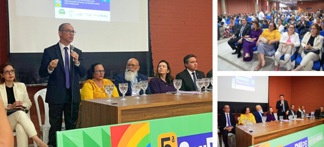 Imagem Três imagens mostram o evento no auditório. Na imagem principal, o juiz federal Rogério Abreu, de terno e gravata, fala ao microfone em pé, ao lado de uma mesa retangular com taças de vidro alinhadas. Sentados à mesa, há mulheres e homens com roupas formais. Na segunda imagem, o público aparece sentado em cadeiras azuis, lotando o auditório, com destaque para pessoas nas primeiras fileiras usando roupas formais. Na terceira imagem, semelhante à primeira, uma outra autoridade discursa, enquanto os demais integrantes da mesa observam.=